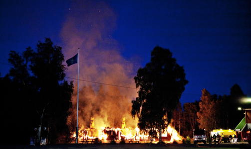 VAR BEVOKTET AV POLITI DA DET BEGYNTE � BRENNE:  Politi med skjold og hjelm passer p� mens det brenner.  Foto: Torbj�rn Gr�nning / Dagbladet