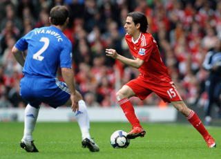 TIL SERIEMESTERNE: Yossi Benayoun bytter ut r�dt med bl�tt. Foto: AFP/ Paul Ellis