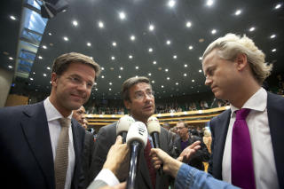 KRISTELIGDEMOKRATENE MER SKEPTISKE TIL WILDERS: Kristeligdemokratene ved leder Maxime Verhagen (i midten) har st�rst mostand i partiet sitt mot samarbeidet Wilders. Det kan by p� problemer for regjeringssamholdet. Foto: AFP/ANP/VALERIE KUYPERS