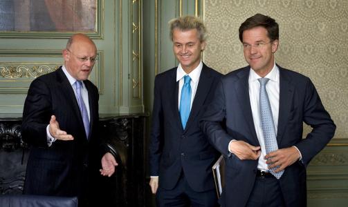 TRENGER INGEN ILDTANG: Geert Wilders forhandler for tiden med det liberale h�yrepartiet VVD og kristeligdemokratene om et regjeringssamarbeid. Til h�yre partileder Mark Rutte som blir statsminister. Forhandlingene er enn� ikke over, vi vet ikke om de lykkes eller hvor lang tid det vil ta. Foto: EPA/ROBERT VOS