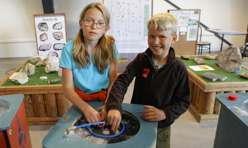 LAGER SMYKKER: Marita (11) og Jakob (8) Rendedal sliper marmoren grundig. Foto:Torbj�rn Berg