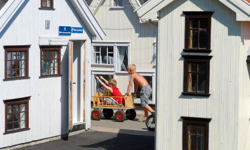 Foto: Esben HaakenstadLilleputthammer  Storgata i Lillehammer bygd i m�lestokk 1:4. Barna kan kj�re tog, biler,  b�ter, pariserhjul, karusell og berg-og-dal-bane. lilleputthammer.no Etter 25 minutters kj�ring kommer du til Skeikampen:SKEIKAMPEN Golf Spill golf 900 meter over havet, i seterlandskap. G�avstand fra alle  overnattingssteder p� Skeikampen. skeikampen.no 