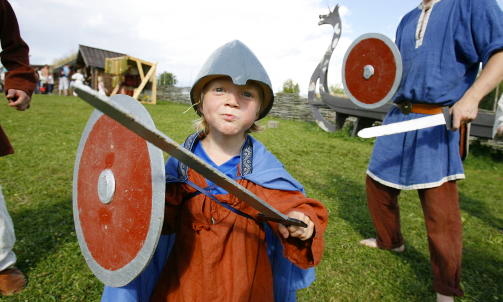 Foto: Leif Arne Holme/Stiklestad Nasjonale Kultursenter�V�r viking for en dag� p� middelalderg�rden Stiklastadir. Pr�v bueskyting,  �ksekasting, arkeologisk sandkasse, sy skinnpung, etc. I slutten av juli g�r  Spelet om Heilag Olav. stiklestad.no250 km eller fire timers kj�ring nord for Trondheim er det tid for bj�rn: