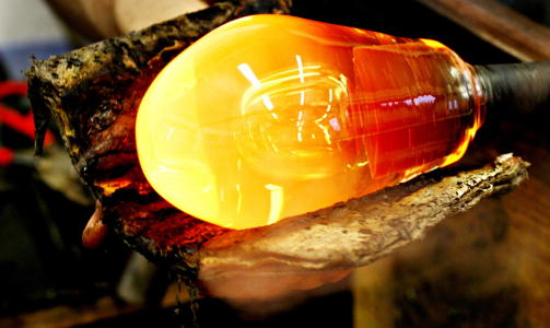 Foto: Mette M�llerFabrikken Over 40 glassbl�sere, billedkunstnere, fotografer, keramikere, gullsmeder  etc. Hver l�rdag i juli kan du bl�se din egen glasskule. fabrikken.org 