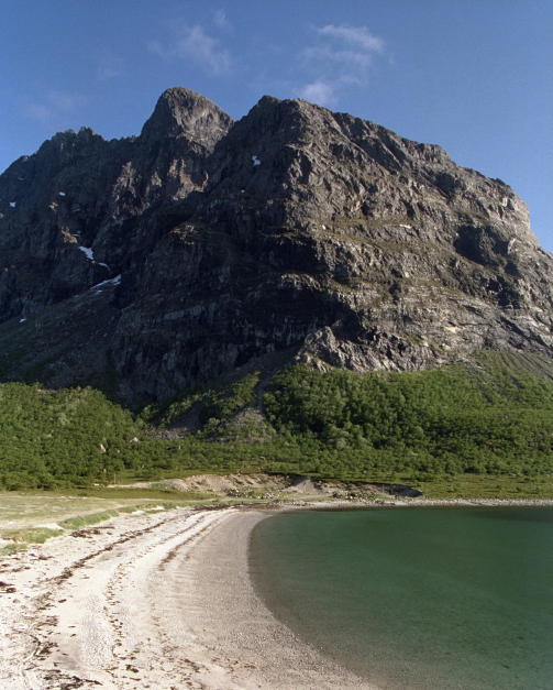 D�NNA Foto: Espen Rasmussen�yhopping med sykkel Vega, Her�y, D�nna, Lovund, Lur�y og R�d�y. Med utgangspunkt i Sandnessj�en  eller Br�nn�ysund frakter ferjer og hurtigb�ter deg mellom �yene. Sjekk  Eidemstranda p� Vega. Rakelstranda p� Her�y har utsikt til De syv s�stre. www.visithelgeland.com De syv s�stre Oppmerkede l�yper til hver enkelt topp p� Alsten�ya. Toppene kan g�s en om  gangen eller alle p� samme tur. www.visithelgeland.com Alstadhaug Hjemstedet til Petter Dass har bygninger fra tidlig 1700-tall. Skiftende  utstillinger. petterdass.no P� vei til Bod� er det lurt � vurdere  en omvei: