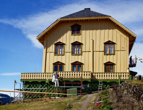 Foto: Mette M�llerAulestad Her bodde Bj�rnstjerne Bj�rnson med sin familie fra 1875 til 1910. aulestad.no Lysg�rdsbakkene hoppanlegg Ta stolheisen opp p� toppen og nyt byens beste utsikt fra hoppt�rnet. Du kan  ogs� pr�ve hoppsimulator. olympiaparken.no 20 minutters kj�ring fra Lillehammer ligger �yer og Hafjell:�YER OG HAFJELL 