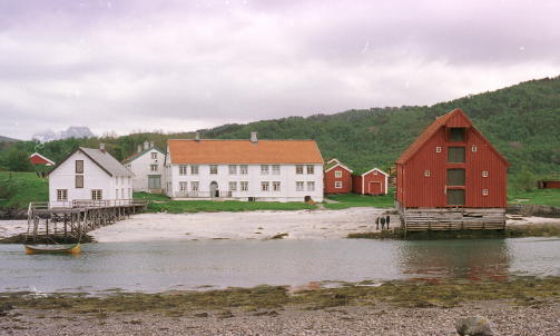 Foto: Bj�rn Erik Rygg LundeKjerring�y handelssted Nord for Bod�. I sin tid var dette et av Nord-Norges mektigste handelssted.  Godt bevart. Lokale oster, steinsovnbakte br�d og �kologisk mat. kjerringoy.info og visitnordland.no