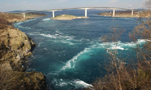 Foto: Bj�rn Erik Rygg LundeSaltstraumen Verdens sterkeste malstr�m ligger ved riksvei 17, rett s�r for Bod�. Kjent  for stor fisk. Gode muligheter for � se hav�rn. visitnordland.no Dermed er det tid for turens siste stopp: BOD�