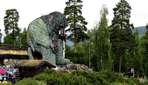 Foto:  Odd Roar LangeHunderfossen Familiepark Over 50 attraksjoner. Familierafting, h�ydepark, Ivo Caprinos eventyrgrotte  og teater. hunderfossen.no 