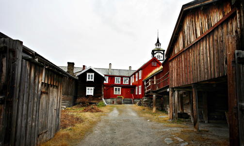 Foto:  Ole Chr. ThomassenR�ROS Gruvevandring En times vandring i Olavsgruva, 50 meter ned og 500 meter innover i  fjellet. www.roros.noByvandring Organiserte byvandringer. Du kan ogs� leie hest, vogn og kusk for en tur  rundt i byen. www.roros.no Kajakkturer Dra p� kajakktur p� et stille fjellvann, eller en padletur nedover  Glomma. turskredderen.no En og en halv times kj�ring fra Trondheim er det nok et historisk  stopp: STIKLESTAD 