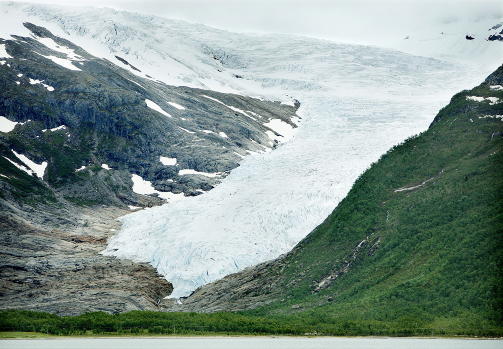 Foto: Mette M�llerSvartisenNorges nest st�rste isbre, fylt med eventyrlige grotter og det imponerende marmorslottet.www.visithelgeland.comKajakkpadling
Kysten av Nordland best�r av 18 000 �yer. Fra Vallv�gen g�r det padleturer med guide. Dagsturer eller overnatting i havgapet.www.rocksnrivers.no