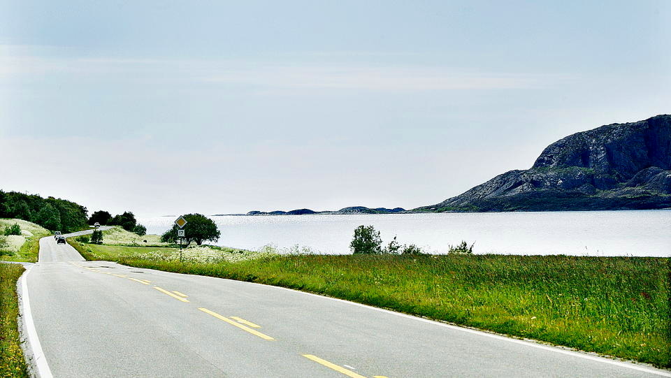 KYSTRIKSVEIEN: Skal du nordover fra Tr�ndelag, er det verdt de ekstra kj�remilene � ta riksvei 17 som alternativ til E6. Her er Helgelandskysten p� sitt flotteste. Foto: Mette M�ller
