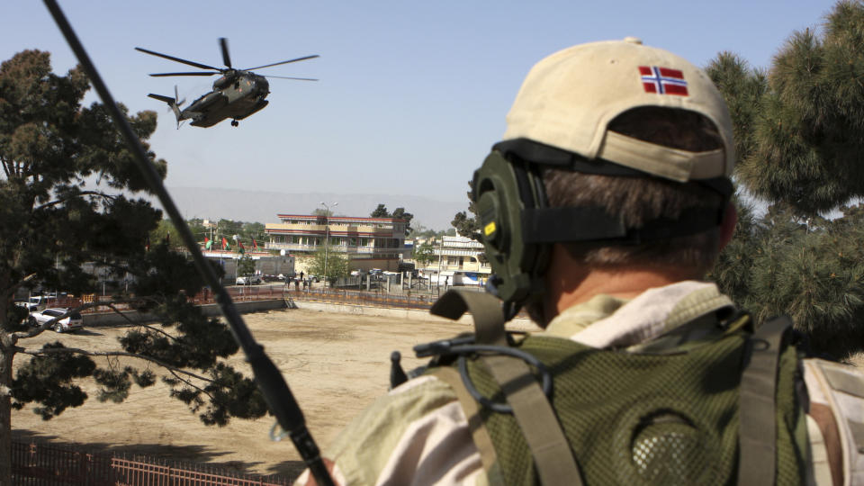 - BRINGER KRIGEN HJEM: PRIO-direkt�r Kristian Berg Harpviken mener Norges engasjement i Afghanistan bringer krigen hjem.  I stedet for at v�rt engasjement i Afghanistan beskytter oss mot terrorisme, er dette tvert imot en begrunnelse for terroristene � rette et angrep mot Norge, mener han. Her fra da norske soldater fra Telemark Bataljon dannet en jernring da Afghanistans president Hamid Karzai bes�kte Mazar-e Sharif i Nord-Afghanistan i 2008. Foto: Forsvaret/Scanpix