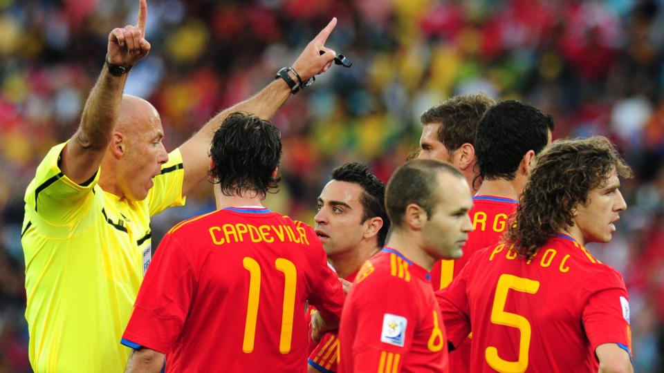SES IGJEN: Howard Webb d�mte Spania da de tapte for Sveits i gruppespillet. P� s�ndag m�ter Xavi og de andre spanjolene Webb igjen i finalen. Foto: Carl de Souza, AFP/Scanpix