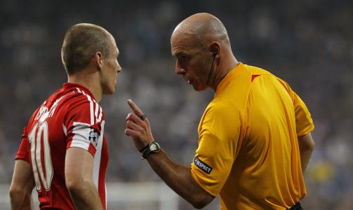 - IKKE PR�V DEG:  Ogs� Nederlands Arjen Robben har fersk erfaring med Webb. Engelskmannen d�mte Champions League-finalen mellom Bayern og Inter. Foto: Juanjo Martin, EPA/Scanpix