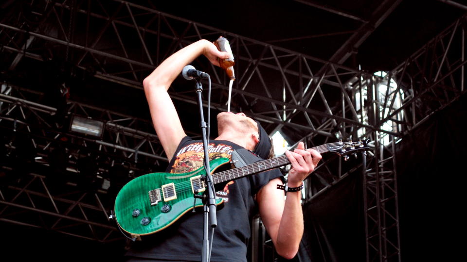 MANGE TALENT: Adam Dutkiewicz viser Norway Rock-publikummet hvordan man skal drikke �l og spille gitar. Foto: Torgrim �yre/DAGBLADET
