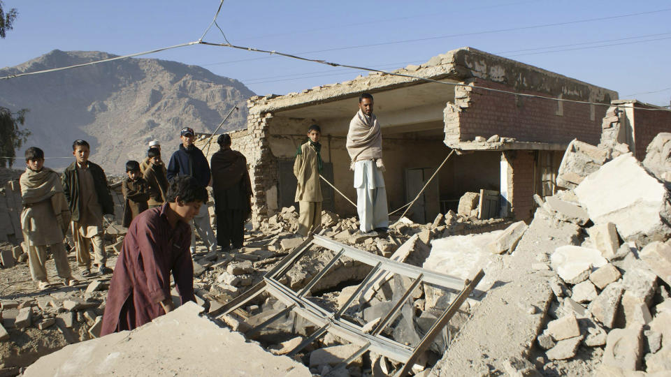  AL-QAIDA:  Denne skolen i Pakistan ble �delagt av al-Qaida. En av de tre som i dag ble p�grepet mistenkt for terrorplaner, skal vinteren 2008/2009 ha trent med terrorgruppa. FOTO: AP/SCANPIX