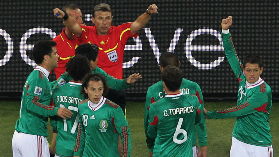 TOK FEIL: Et �yeblikk som har brent seg inn p� mange netthinner fra �rets VM. Dommer Roberto Rosetti m� d�mme m�l, vel vitende om at storskjermen p� stadion viste at Carlos Tevez var i offside da han scoret 1-0 mot Mexico. Foto: Hassan Ammar, AP/Scanpix