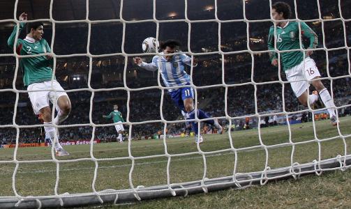 OFFSIDE: Men Rosetti godkjente m�let til Tevez. Foto: Kerim Okten, EPA/Scanpix