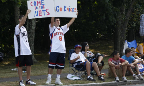 �NSKET AV ALLE: Basketfans venter utenfor Boys and Girls Club i Greenwich i Connecticut, der James' i natt norsk tid kunngj�r klubbvalget sitt. Foto: Mike Segar, Reuters/Scanpix