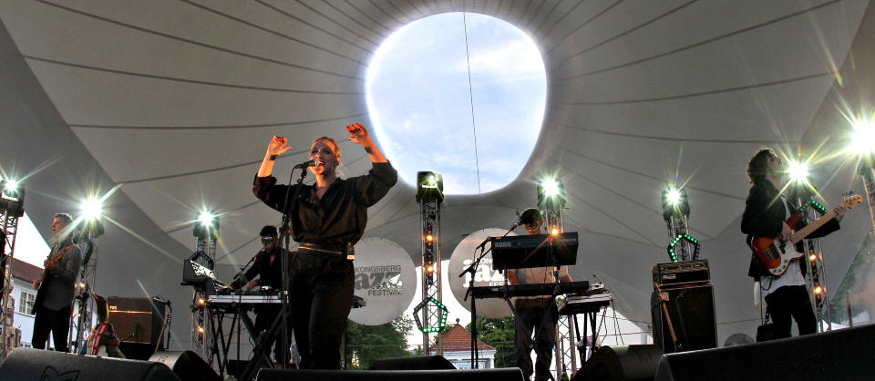 STOR STEMNING:: R�yksopp, forsterket med Kato Aadland (tv), Anneli Drecker og Ole Vegard Skauge (th) fikk publikum med seg p� Kongsberg Jazzfestival. Her flankerer Svein Berge og Torbj�rn Brundtland gjestevokalist Drecker. Foto: Bj�rn-Owe Holmberg/Dagbladet