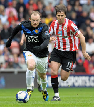 TIL GALATASARAY: Lorik Cana (t.h) g�r fra Sunderland til Galatasaray. Sunderland-kapteinen har bare v�rt i Sunderland i et �r, men drar n� til Tyrkia for � spille Champions League-fotball. Foto: Scanpix