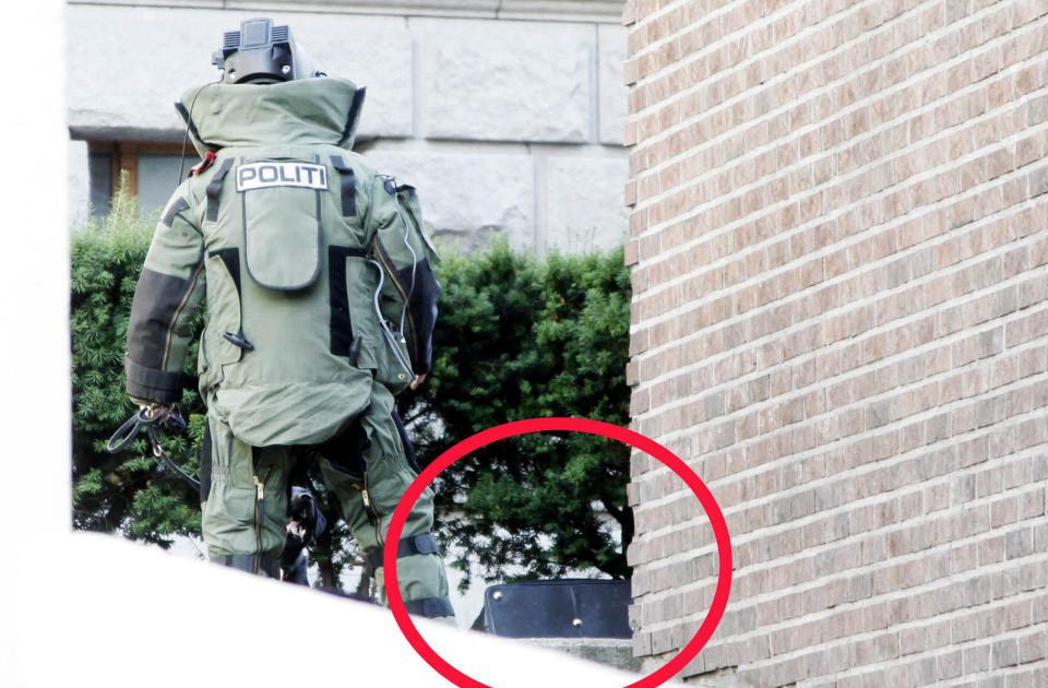 FJERNET BAGEN: Politiets bombegruppen fjernet den mistenkelige bagen.  Foto: Sveinung Uddu Ystad