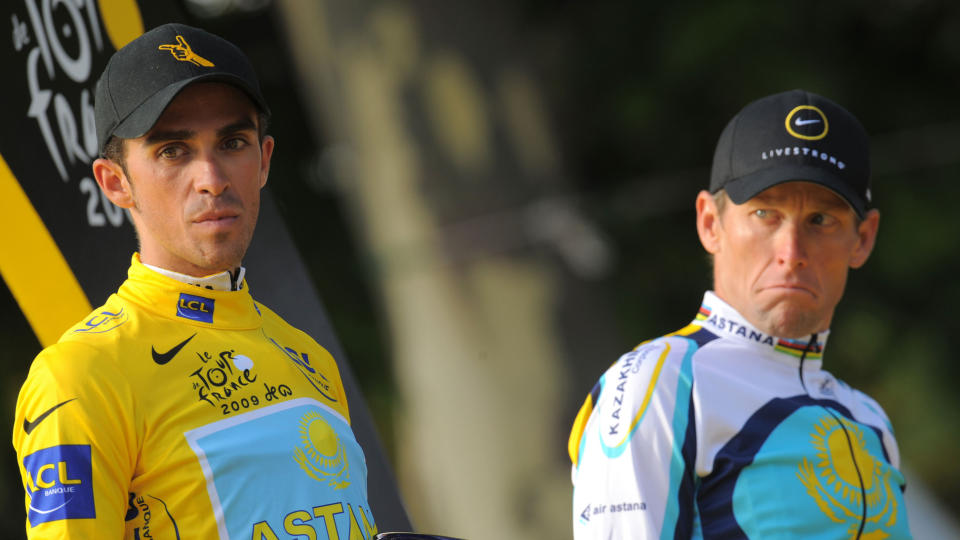 P� PALLEN SAMMEN: Alberto Contador (t.v) og Lance Armstrong sto sammen p� pallen i fjor, men forholdet dem i mellom var relativt kj�lig. Foto: SCANPIX