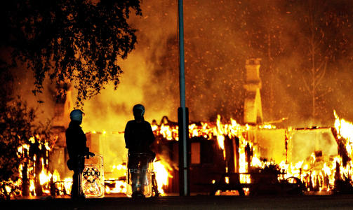 TRE BYGNINGER BRANT NED:  - Natt til onsdag brant boligenhetene ved Lier ventemottak ned til grunnen, etter at noen tente p� det som en protest mot forholdene ved mottaket.  Foto: Torbj�rn Gr�nning / Dagbladet