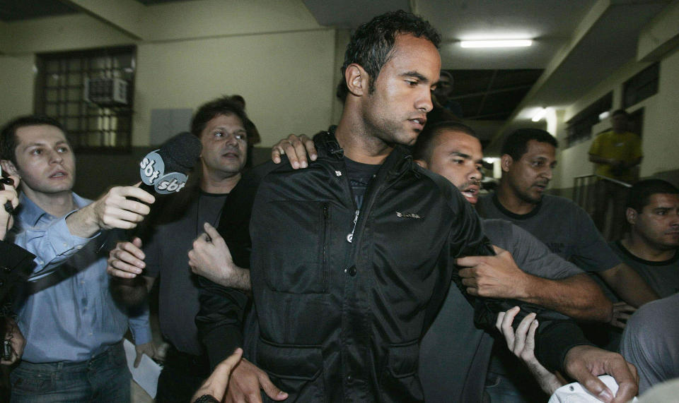 MISTENKT: Flamengo-keeper Bruno p� vei inn i arresten. Han er mistenkt for bortf�ring og drap av moren til s�nnen sin. Foto: AFP