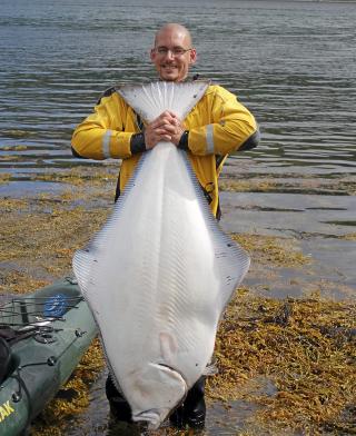STOLT: Svensson har god grunn til å smile. Monsterfisken på nesten halvannen meter tok han rett utenfor hjemstedet. Foto: Privat STOLT: Svensson har god grunn til å smile. Monsterfisken på nesten halvannen meter tok han rett utenfor hjemstedet. Foto: Privat
