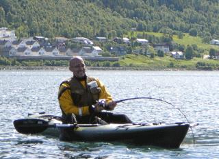 TØFF FIGHT: Johan Svenson kjører kveite som er dobbelt så tung som fiskebåten. Foto: Privat TØFF FIGHT: Johan Svenson kjører kveite som er dobbelt så tung som fiskebåten. Foto: Privat