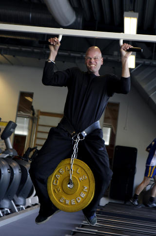 VILJE: Buksa er altfor stor, kroppen forsvinner, men Knut trener hardt ogs� dagen f�r han legges inn p� sykehuset. F�r trente han som en toppidrettsut�ver og veide over 100 kilo.