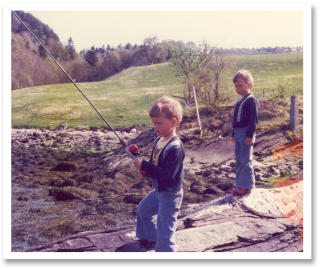 ALLTID I ELVA: Hele livet har elva knyttet dem sammen. Her �ver Knut og Trond med den f�rste fiskestanga.