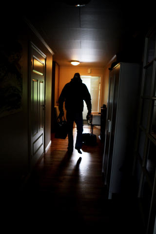 T�FF MORGEN: Knut sier ikke mye f�r han skal ta bussen inn til St. Olavs hospital: - Jeg klarer ikke lenger forestille meg selv som frisk, jeg ser ingen tilv�relse uten sykehus og bekymringer, sier han.