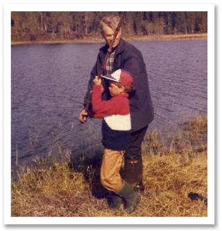 PAPPA: Tor Ragnar Syrstad l�rer Knut � fiske. Faren d�de av kreft for over 15 �r siden.