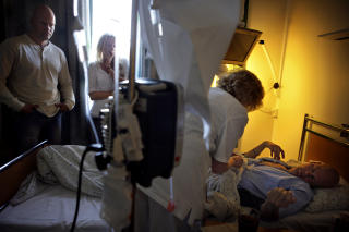HJELPEL�SE: - Han var jo s�kalt frisk da vi traff hverandre, men jeg visste hva som trolig ville skje, det gjorde jeg, sier kona Elisabeth. Sammen med Knuts bror Trond ser hun at Knut blir stadig d�rligere av den kraftige cellegiftkuren.