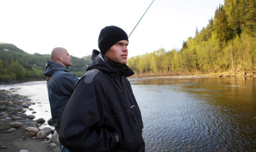H�PET LEVER: Kanskje Knut og tvillingbroren Trond sammen kan f� oppleve fine fiskestunder langs elva igjen. Kanskje ikke.