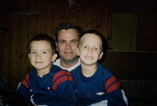 SAMMEN MED PAPPA: Joachim (4) og Timothy (6) smiler p� pappas fang i Vester�len. Et halvt �r senere ble br�drene bortf�rt av sin mor til Slovakia. Der har de v�rt i fem �r n�, selv om far har full foreldrerett for barna. Barnas mor er ikke straffet i Slovakia for barnebortf�ringen. FOTO: Privat