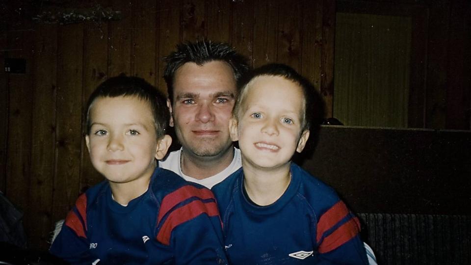SAMMEN MED PAPPA: Joachim (4) og Timothy (6) smiler p� pappas fang i Vester�len. Et halvt �r senere ble br�drene bortf�rt av sin mor til Slovakia. Der har de v�rt i fem �r n�, selv om far har full foreldrerett for barna. FOTO: Privat
