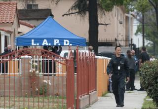 GJENNOMS�KER HANS HJEM:  Naboene er sv�rt overrasket over at Lonnie David Franklin Jr. er siktet for en serie drap i Los Angeles. Foto: SCANPIX/AP