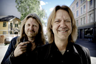FEMTEPLASS: Hellbillies, her representert ved Aslag Haugen og Lars H�vard Haugen, topper plakaten p� fem festivaler i sommer. Foto: Lars Eivind Bones / Dagbladet