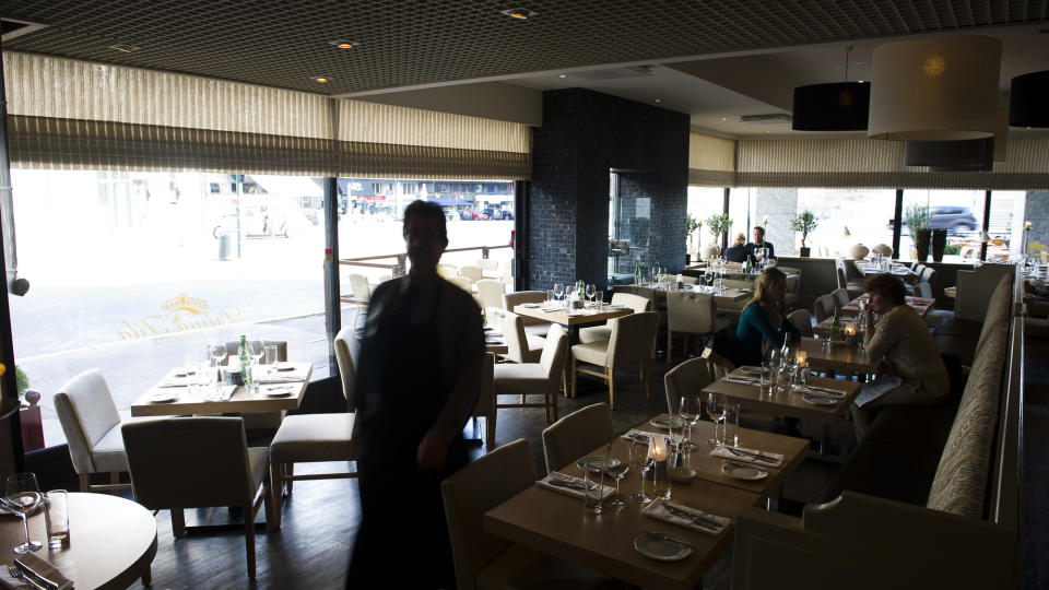 Nytt fokus: Inntil i fjor h�st huset lokalene mot R�dhusets borgg�rd den tyrkiske restauranten Papa Sigolo. N� har innehaverne gitt restauranten en ansiktsl�ftning og flyttet kulinarisk fokus vestover. Foto: H�kon Eikesdal.