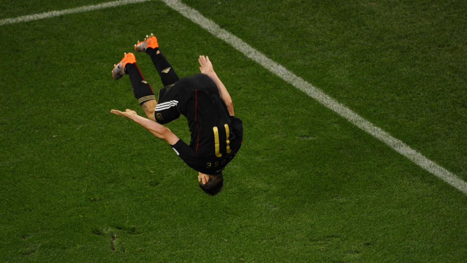 SALTO: Miroslav Klose tar en saltomotale etter � ha scoret mot Argentina. Foto: SCANPIX