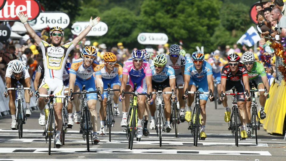 NY SPURTSEIER: Mark Cavendish kunne igjen strekke armene i v�ret p� m�lstreken etter en maktdemonstrasjon av opptrekker Mark Renshaw og ham selv.  Skjult bak �Cav� kj�rer Edvald Boasson Hagen inn til �ttendeplass, mens Thor Hushovd (helt til h�yre) ble nummer ti. Foto: Heiko Junge, Scanpix