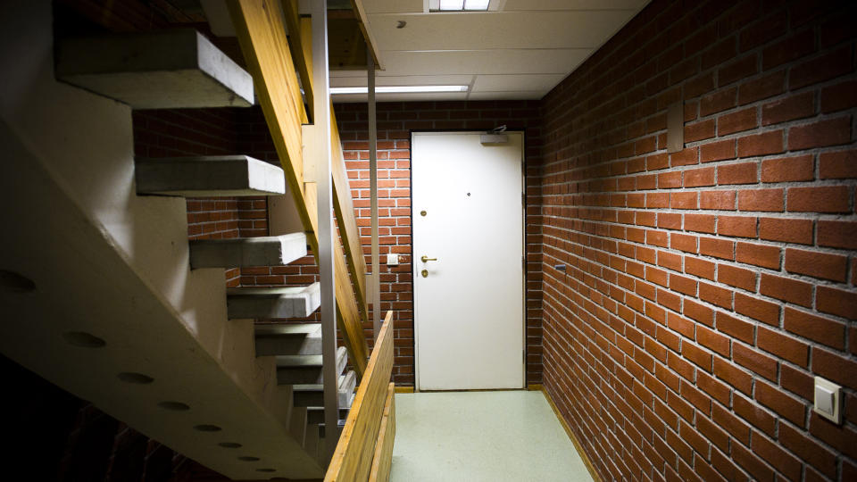 TOK UT 6 MILLIONER FRA FIRMAET: Tre menn bosatt i Norge er arrestert for � ha planlagt terrorhandlinger. I denne leiligheten bor usbekiske David Jakobsen (31). Foto: H�kon Eikesdal/Dagbladet