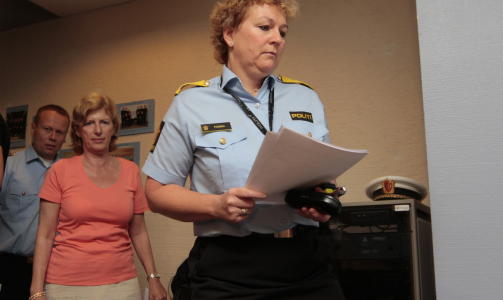  ORIENTERT:  Politimester Christine Fossen i S�ndre Buskerud politidistrikt er orientert om ekstra sikkerhetstiltak rundt nedbrente Lier ventemottak i kveld. Tidligere i dag kj�rte Drammenspolitiet de 19 l�slatte og skadeverksiktede fra Lier-brannen til Oslo. FOTO: TERJE BENDIKSBY, SCANPIX.