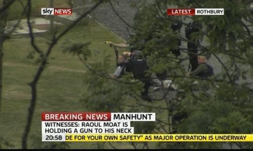 OMRINGET: Bev�pnet britisk politi langs elvebredden i den landsbyen Rothbury i England. Tidligere d�rvakt Raoul Moat er omringet. Foto: EPA/SKY TV NEWS / TV GRAB