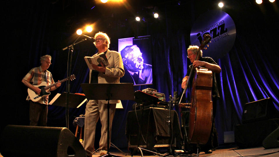 TOPP SAMARBEID: Jan Erik Vold, Bill Frisell (gitar) og Arild Andersen (bass) under fredagens konsert i Kongsberg kino. Foto: Bj�rn-Owe Holmberg/Dagbladet