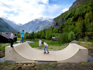 NY RAMP: For �yvind Maraak (16) og de andre ungdommene i Geiranger er det mer stas med den nye skateboardrampen.
